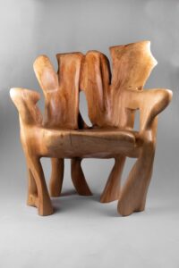 Veles, Chainsaw-Carved Sculptural Chair – Flowing Form in Solid Wood, gallery view 2