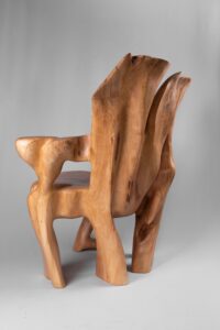 Veles, Chainsaw-Carved Sculptural Chair – Flowing Form in Solid Wood, gallery view 7