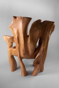 Veles, Chainsaw-Carved Sculptural Chair – Flowing Form in Solid Wood, gallery view 8