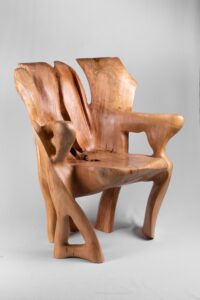 Veles, Chainsaw-Carved Sculptural Chair – Flowing Form in Solid Wood, gallery view 12